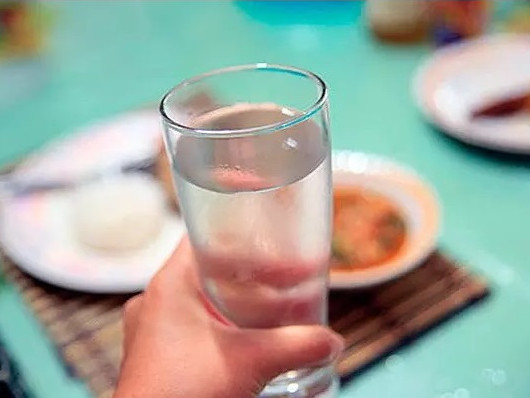 Опровергаха мита за вредата от пиенето на вода по време на хранене