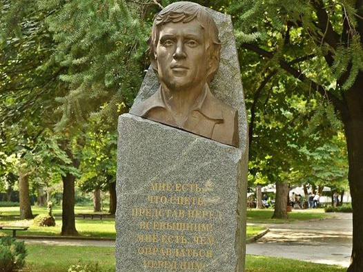 Първият паметник на Владимир Висоцки в България се намира във Вършец