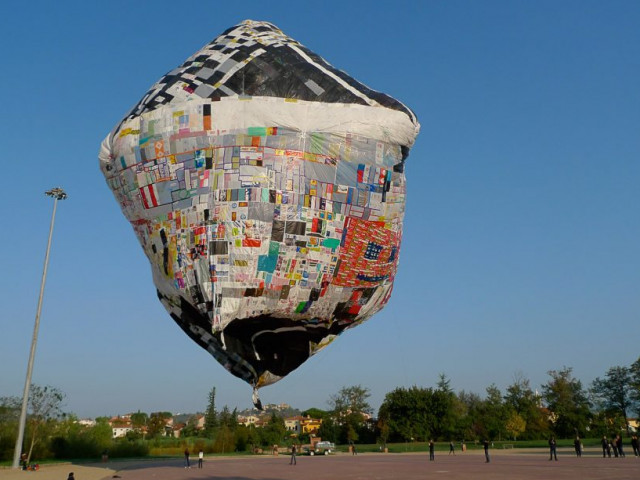 Летяща галерия-балон от рециклирани пластмасови торбички