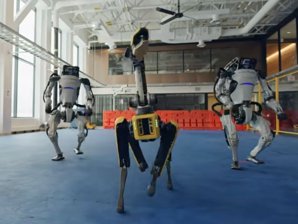 Роботите на Boston Dynamics изпълниха новогодишен танц