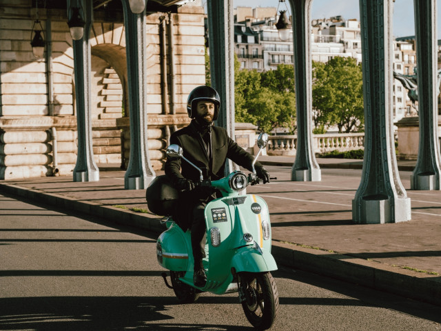 В Париж ограничиха скоростта на електрическите скутери до 10 км/ч