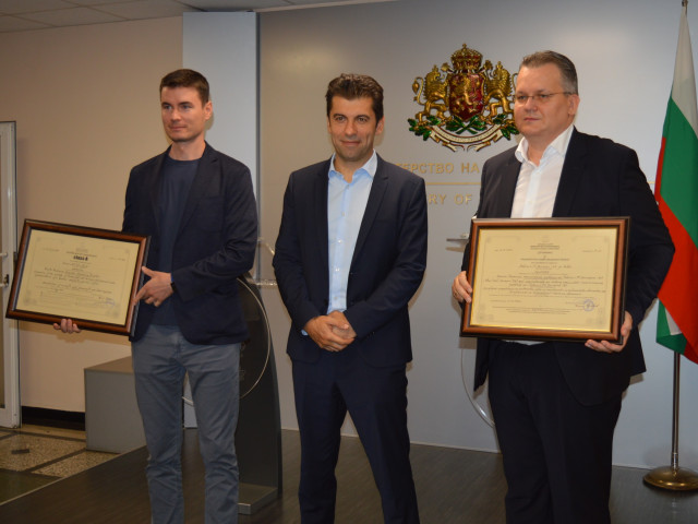 Министърът на икономиката Кирил Петков връчи два сертификата по реда на ЗНИ