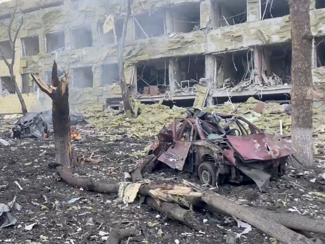 Руски въздушен удар по детската болница в Мариупол