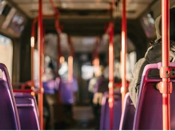 Кои са най-опасните места в автобуса по време на пандемия