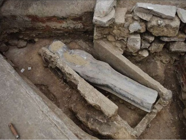 По време на реставрацията на Нотр Дам откриха отлично запазени гробници от XIV век