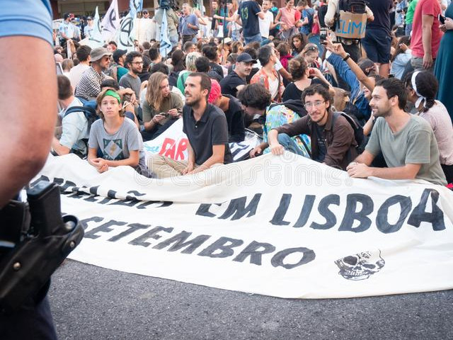 Властите в Лисабон са предавали на чужди посолства лични данни на участници в протести
