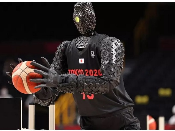Японски робот-баскетболист води топката