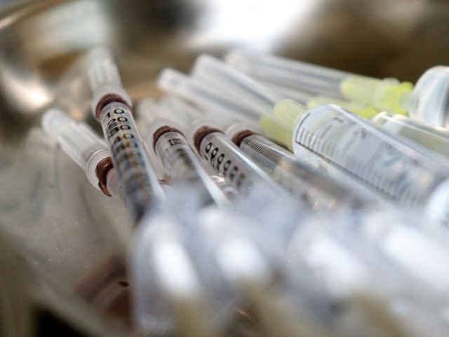 Здравният министър е първият ваксиниран срещу COVID-19 в България