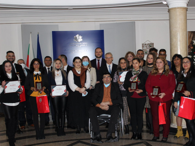 Връчиха награди на образователни медиатори в ромската общност