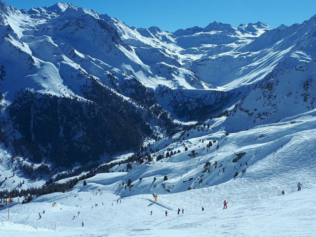 Британски туристи под карантина избягаха от швейцарски ски курорт