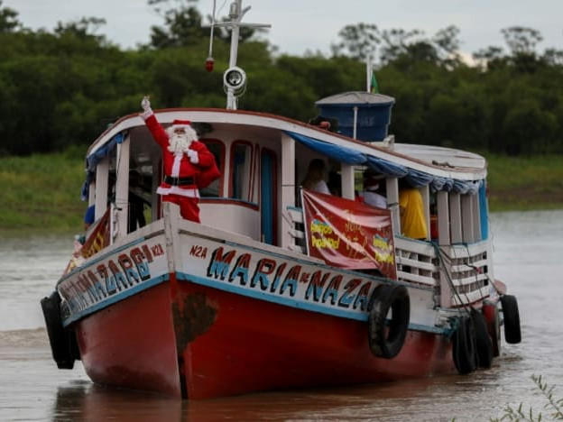Дядо Коледа идва на лодка в Амазонските джунгли