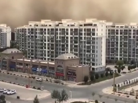 Китайски град бе погълнат от пясъчна буря с височина 100 метра (видео)