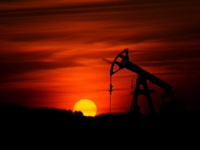 Спадът в търсенето на суров петрол срива цената