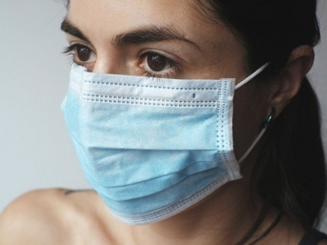 Мигрена, пъпки, задъхване: Как маската може да затрудни нашия организъм