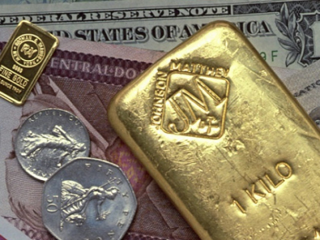 Цената на златото падна с укрепването на долара