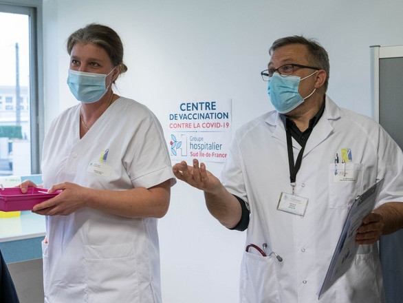 Три хиляди медици във Франция са отстранени от работа в разгара на пандемията