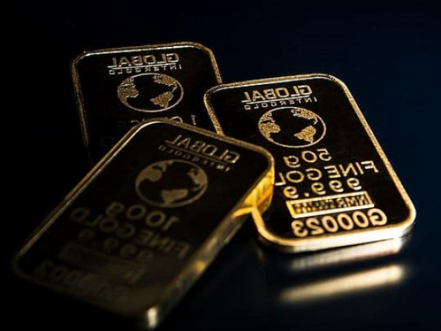 Цената на златото спадна под $ 1900