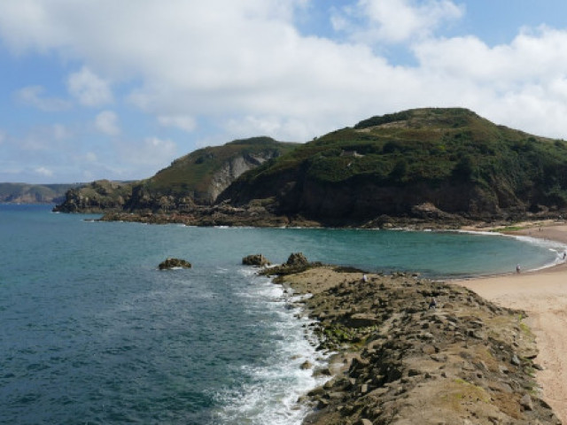 Красив английски остров с 500 жители търси нови заселници