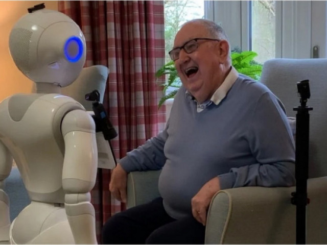 Великобритания ще внедрява хуманоидни роботи в домове за възрастни хора
