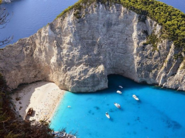 Гърция може да открие туристическия си сезон през юли