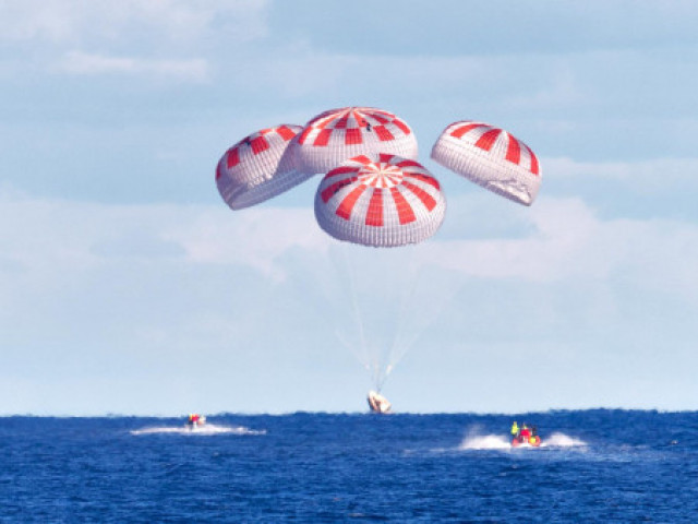 Астронавтите на борда на капсулата SpaceX се приземиха благополучно в океана