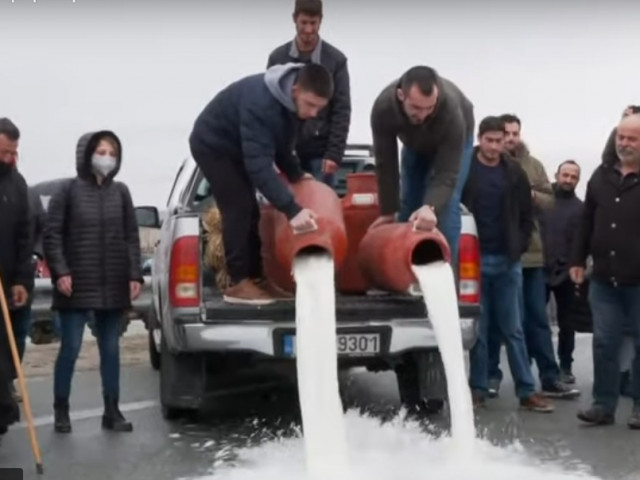 Протести на гръцки фермери: заляха магистрала с мляко
