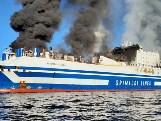 Координирани действия по прибиране на българите при пожара на ферибота в Йонийско море