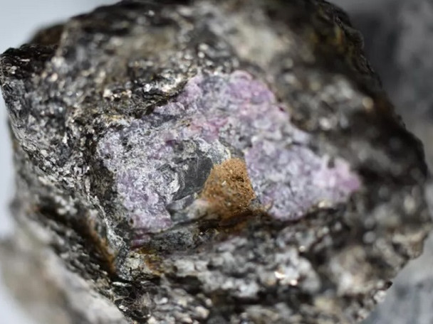 Откриха следи от древен живот в рубин на възраст 2,5 млн. години
