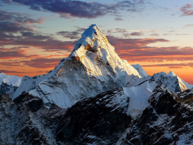 Еверест и Джомолунгма - защо най-високият връх на планетата има две имена?