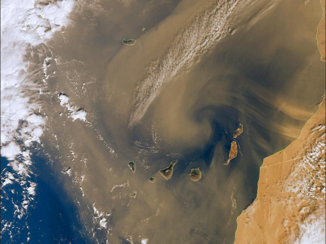 От Сахара излетя огромен облак от прах