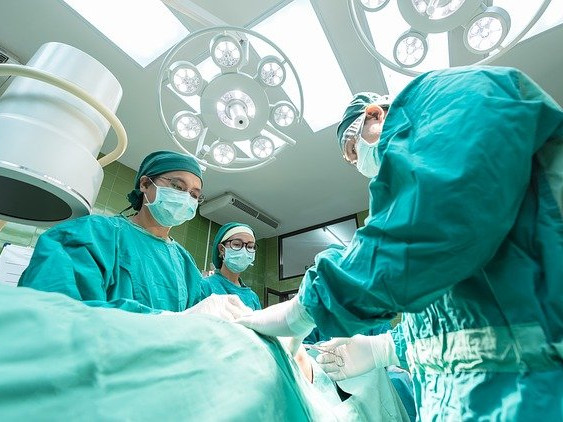 Спират  се плановите операции и свижданията в болниците в София