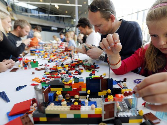 Lego вече няма да прави конструктори „за момчета“ и „за момичета“
