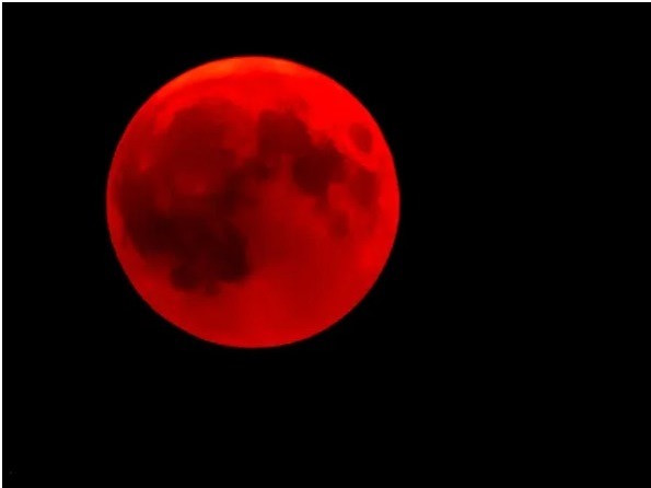 Днес повърхността на Луната ще се озари в кървавочервено