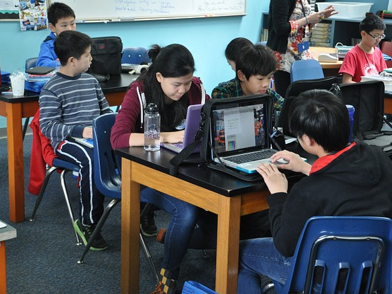 В Китай започнаха да чипират униформите на учениците
