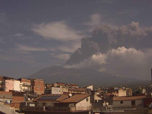И вулканът Етна се активизира