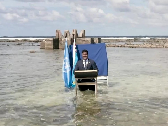 Политик произнесе речта си на климатичната конференция, нагазил в морето
