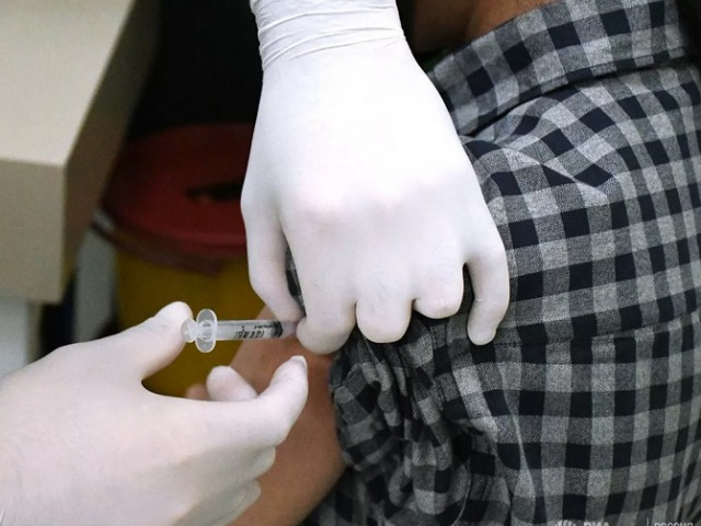 Отказалите да се ваксинират срещу COVID московчани ще бъдат отстранявани от работа