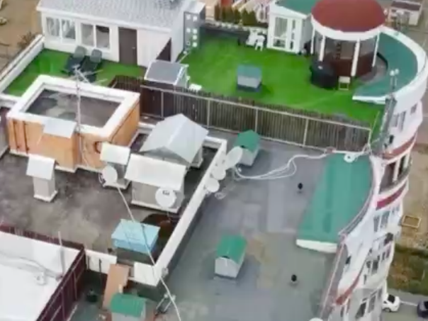 На покривите на многоетажни сгради в Русия започват да изникват... вили