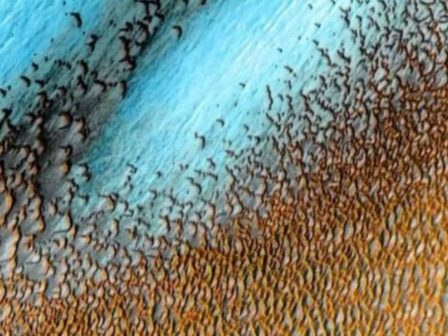 НАСА показа снимки на странни сини дюни на Марс