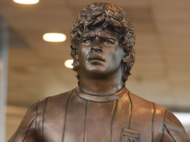 Паметник на Марадона бе издигнат на летището в Буенос Айрес