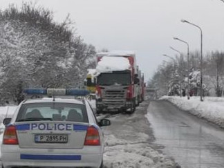 Възстановено е спряното след силен снеговалеж движение по пътя Русе-Бяла