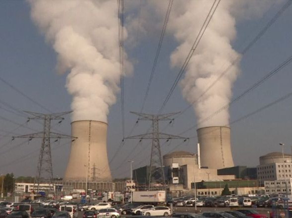 Най-старите атомни реактори във Франция ще работят още десетилетие