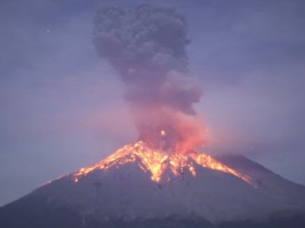 Тази нощ изригна един от най-опасните вулкани в Япония (видео)