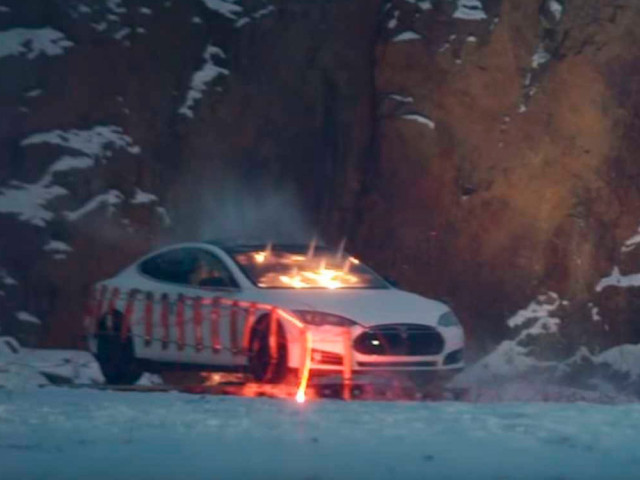 Финландец взриви колата си Tesla Model 3, заедно с манекен на Илон Мъск