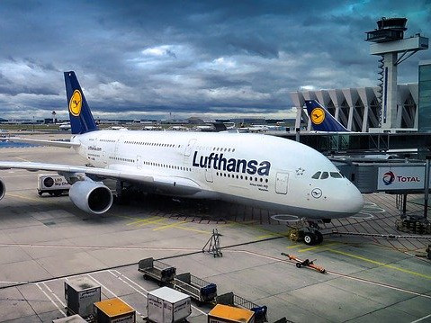 Германският авиопревозвач Lufthansa премахва обръщението „Дами и господа”